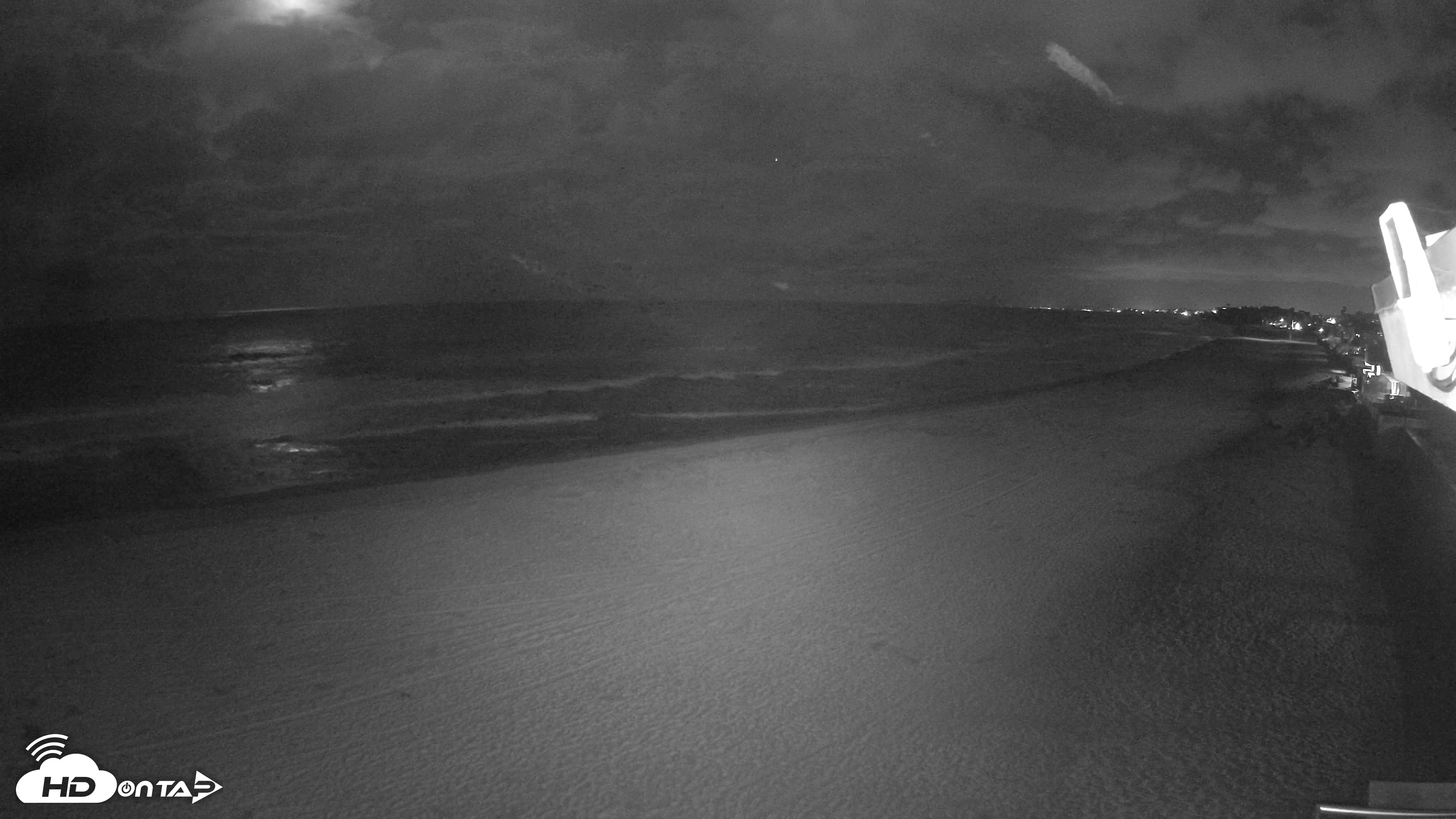 Snapshot of 17th St. Del Mar Beach - 4K NW View Live Cam taken Apr 22, 2026, 11:37pm PDT