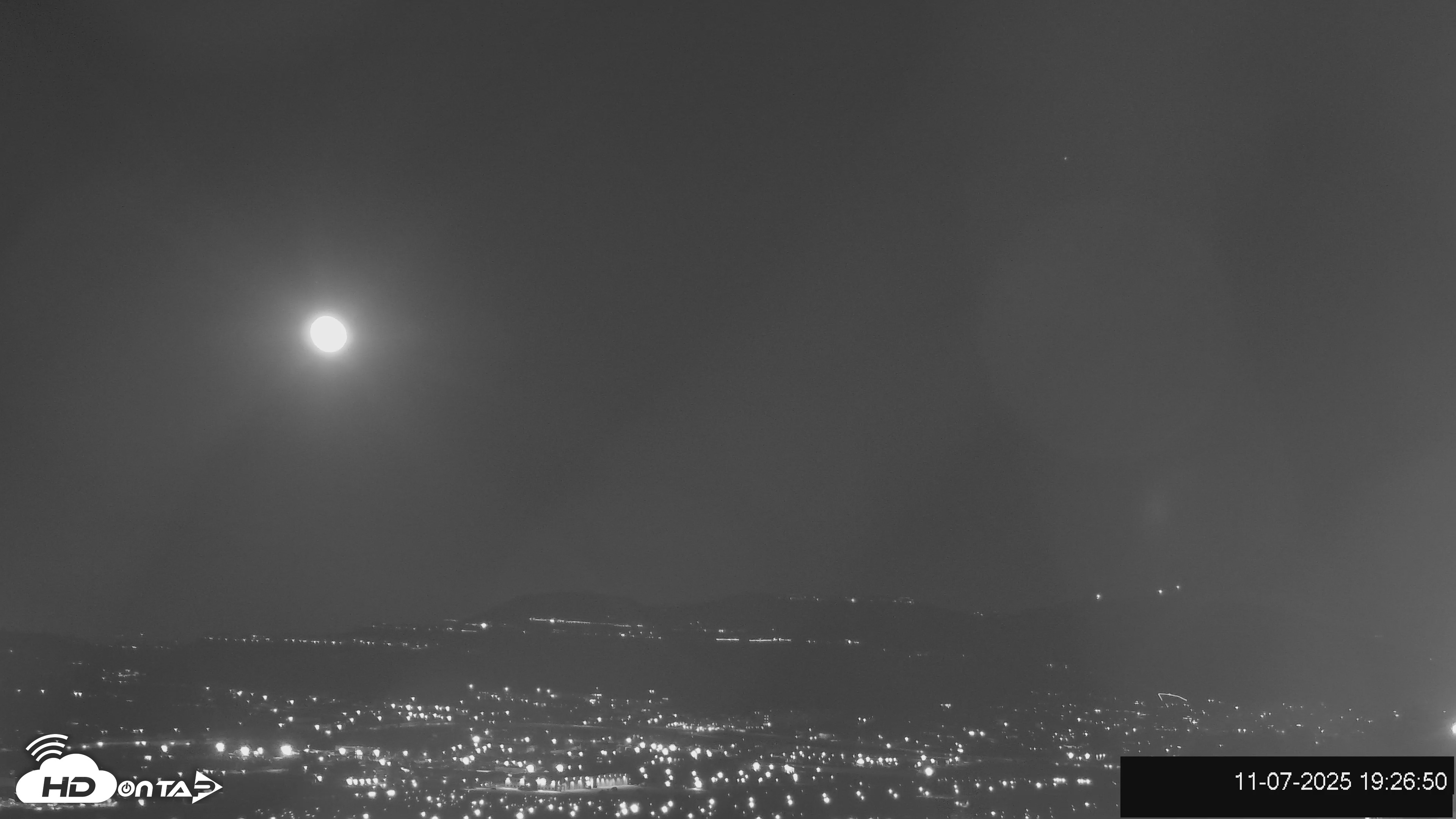 Snapshot of Gillespie Field Airport Live Webcam taken Nov 7, 2025, 7:27pm PST