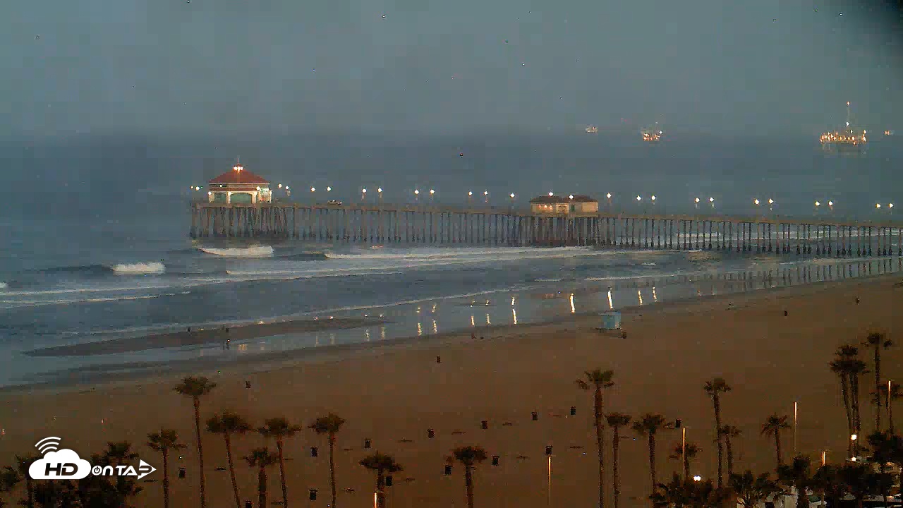 Snapshot of Huntington Beach Pier Live Cam taken May 14, 2025, 5:37am PDT