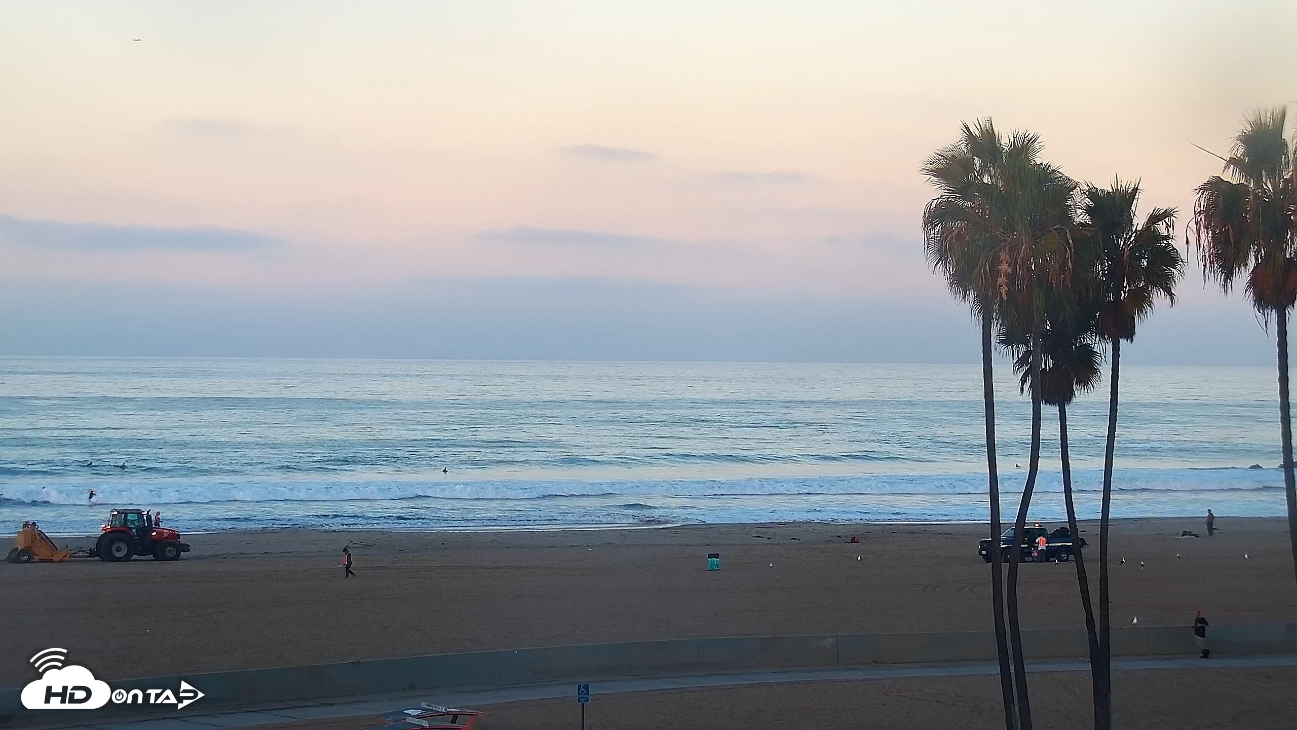 Snapshot of Venice Beach Roaming Live Surf Cam taken Oct 9, 2026, 7:03am PDT