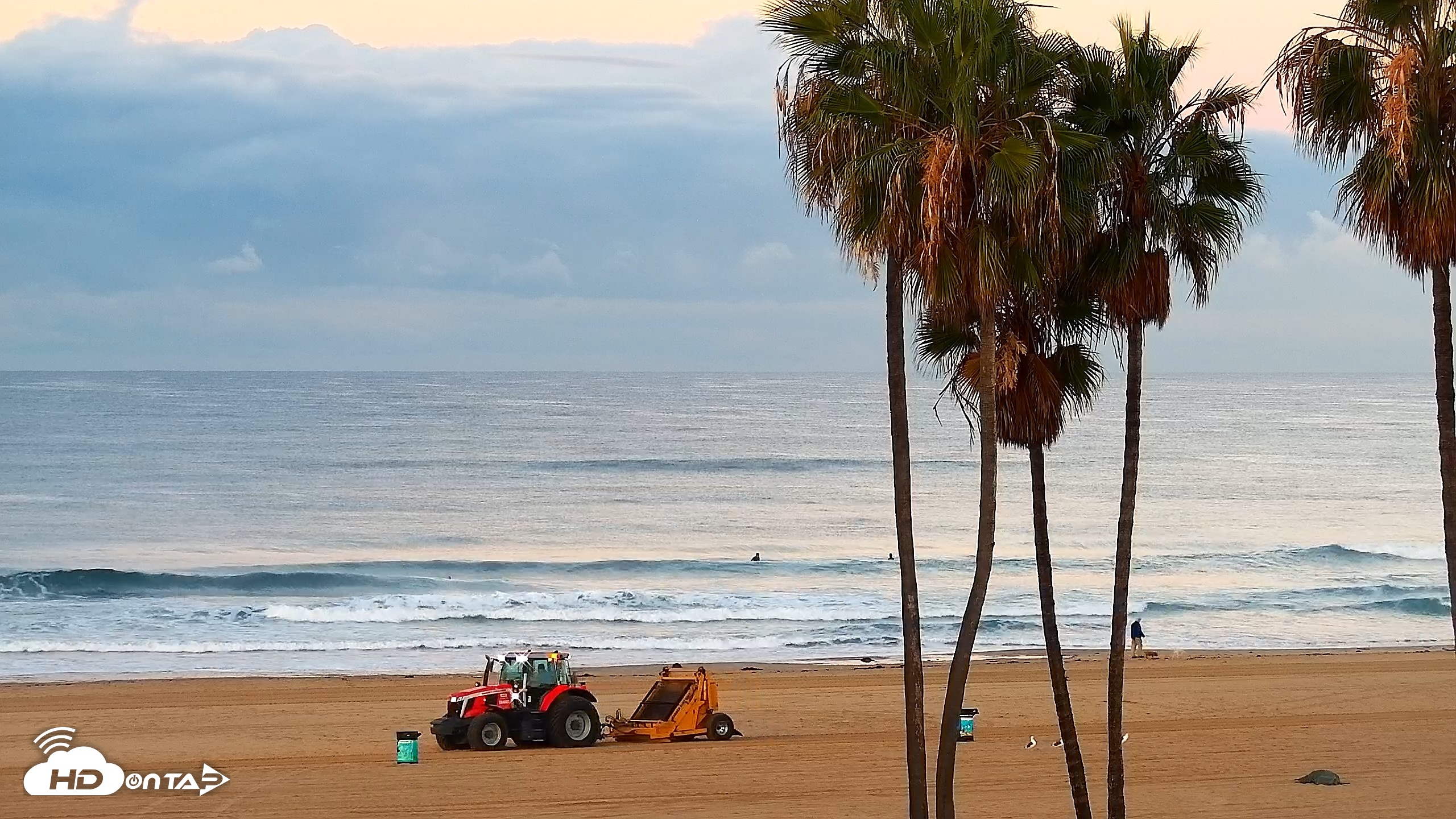 Snapshot of Venice Beach Roaming Live Surf Cam taken Oct 23, 2026, 7:07am PDT