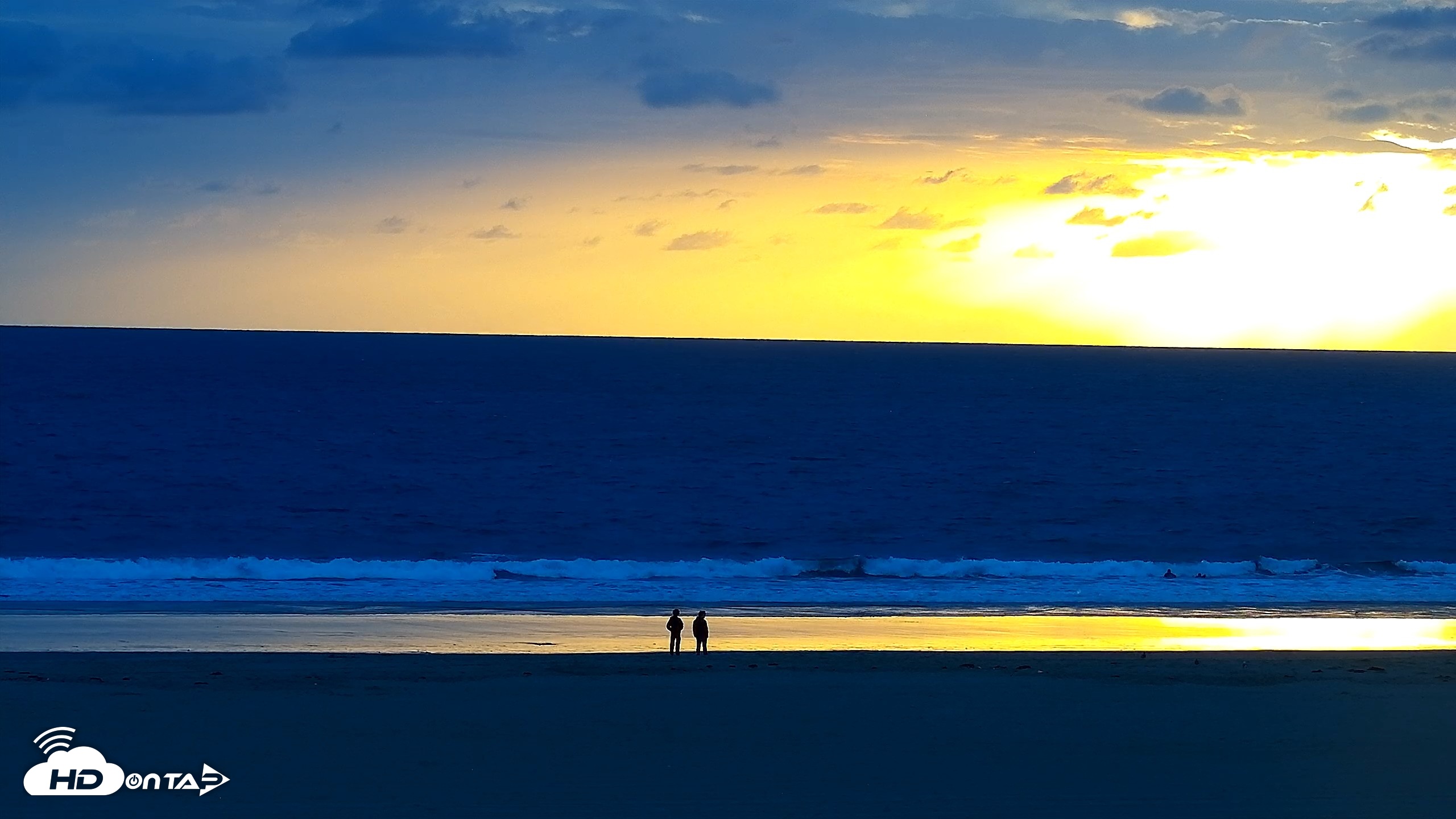 Snapshot of Venice Beach Roaming Live Surf Cam taken Oct 29, 2026, 5:50pm PDT