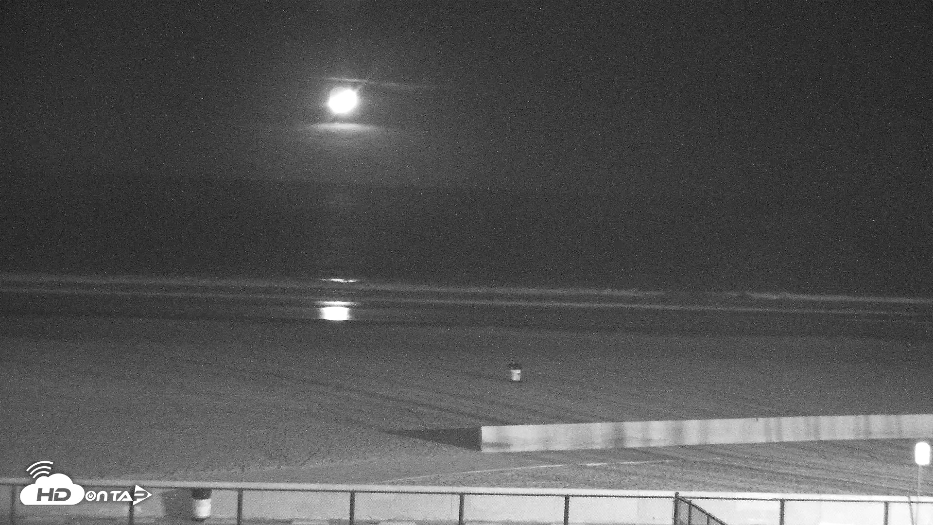 Snapshot of Venice Beach Live Surf Cam taken Nov 24, 2025, 8:10pm PST