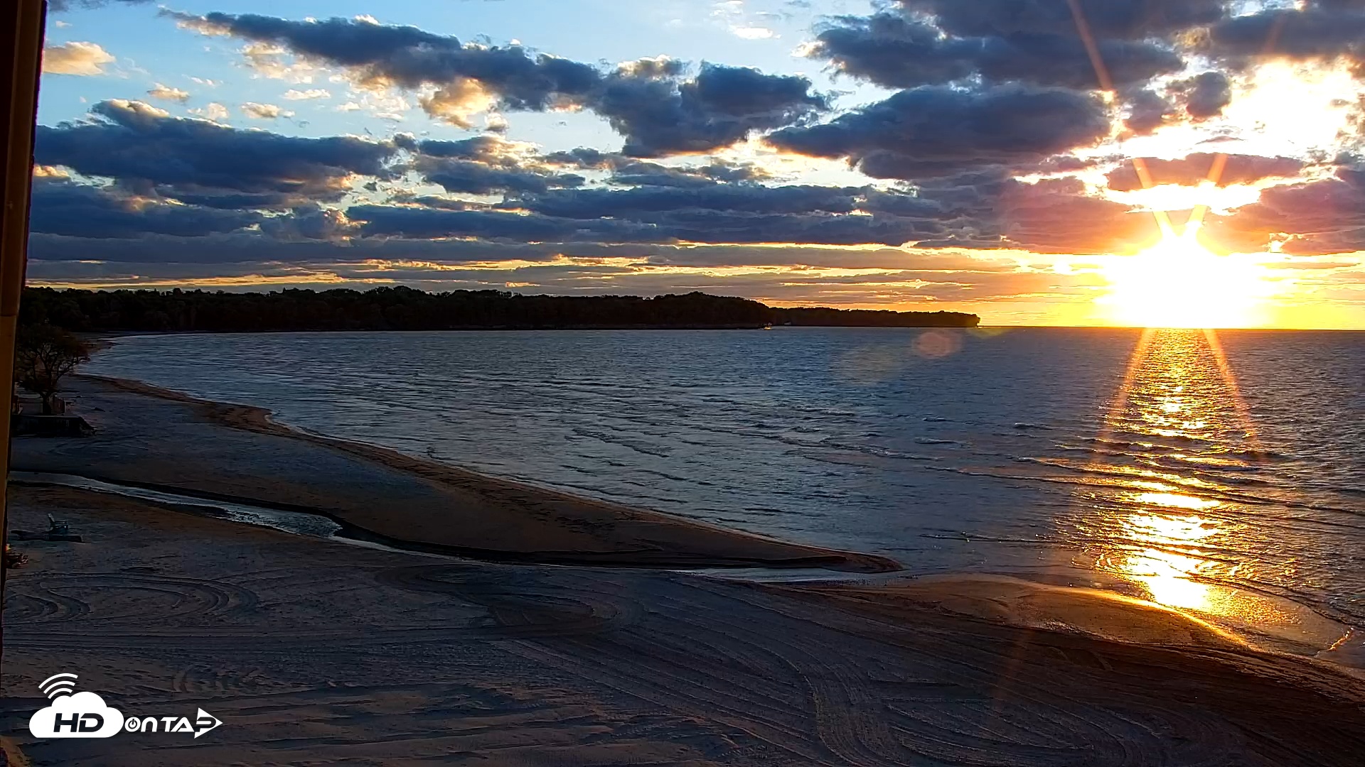 Snapshot of Sunset Bay Lake Erie New York Live Webcam taken Oct 8, 2025, 6:29pm EDT