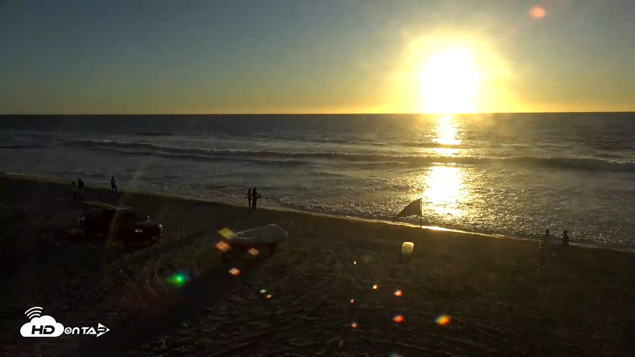 Snapshot of Del Mar Beach South Roaming Live Webcam taken Oct 15, 2025, 5:53pm PDT