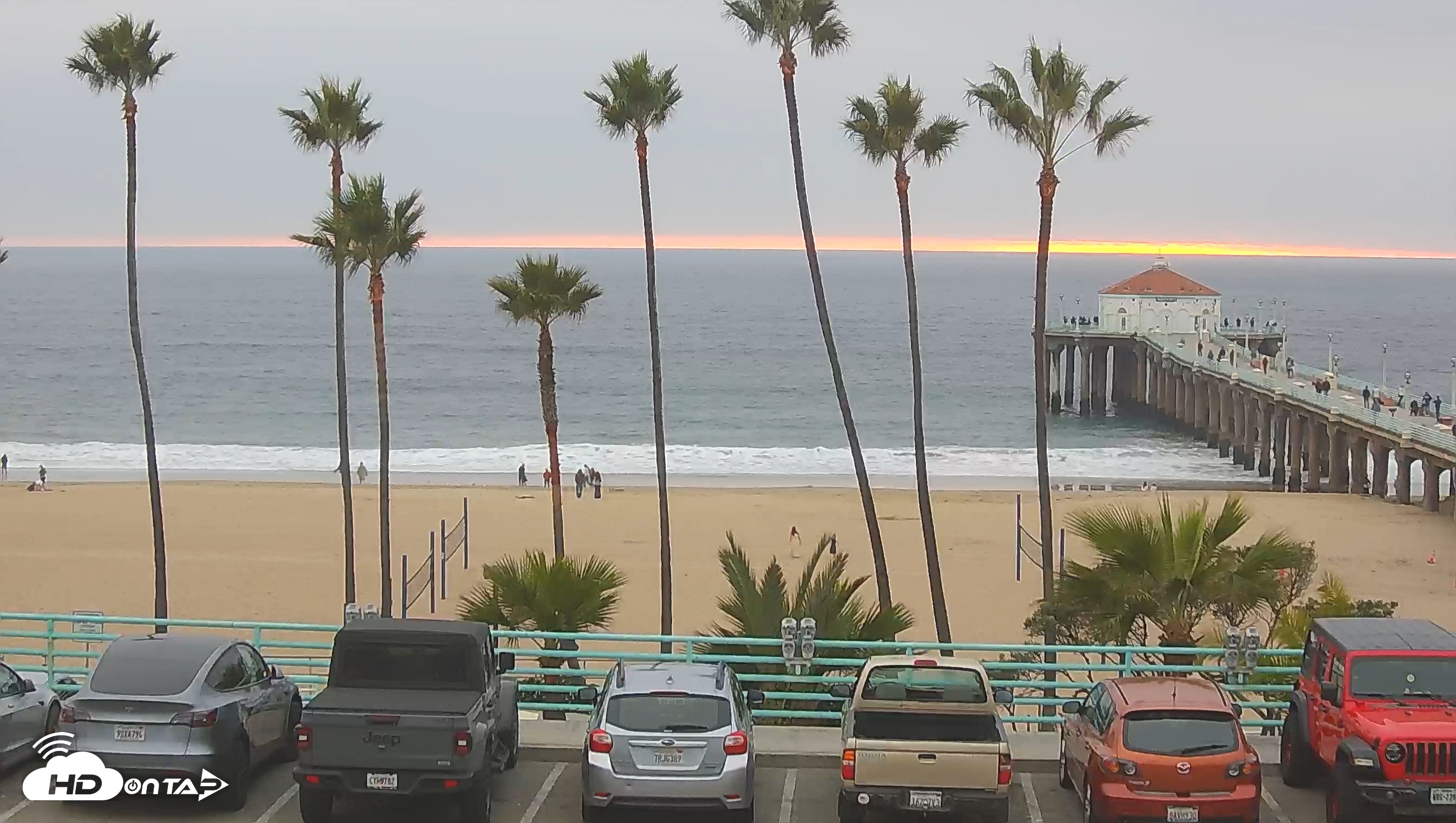Snapshot of Manhattan Beach Pier South Live Webcam taken Oct 25, 2025, 5:57pm PDT