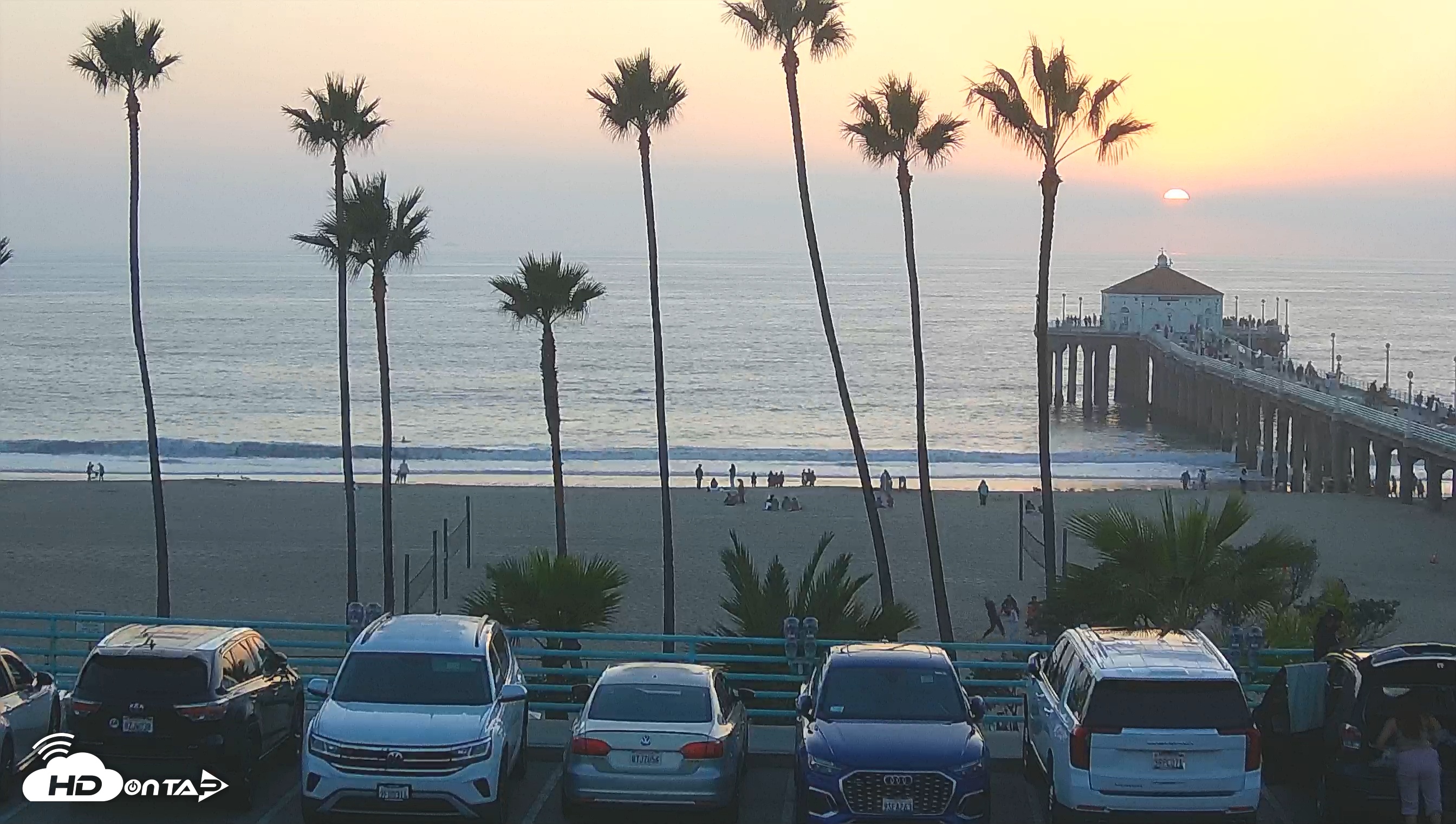 Snapshot of Manhattan Beach Pier South Live Webcam taken Oct 26, 2025, 6:00pm PDT