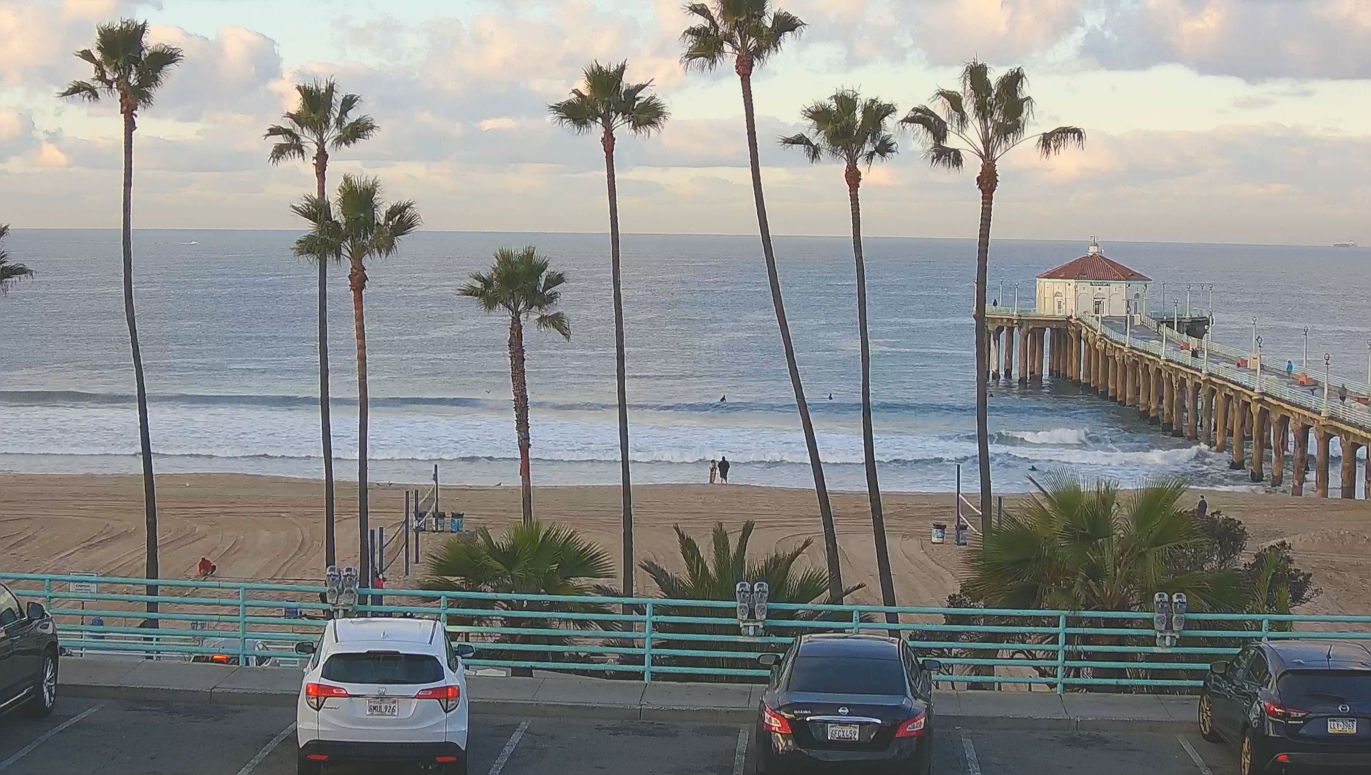 Snapshot of Manhattan Beach Pier South Live Webcam taken Jan 17, 2025, 7:37am PST