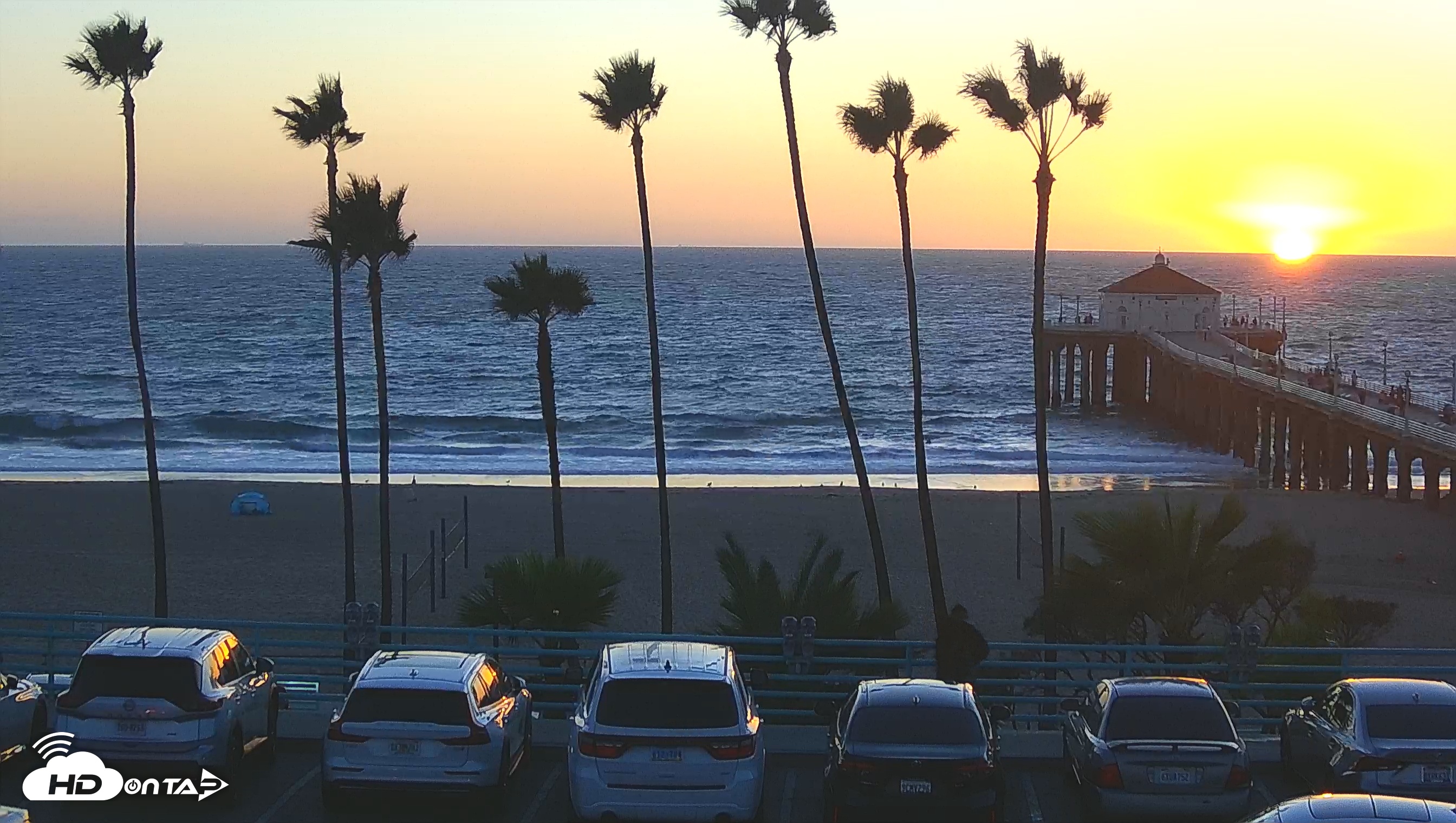 Snapshot of Manhattan Beach Pier South Live Webcam taken Oct 22, 2025, 6:11pm PDT