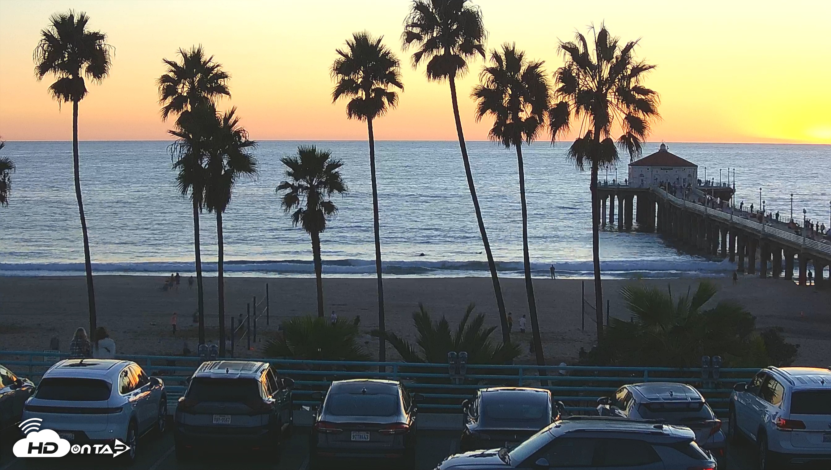 Snapshot of Manhattan Beach Pier South Live Webcam taken Oct 16, 2025, 6:21pm PDT