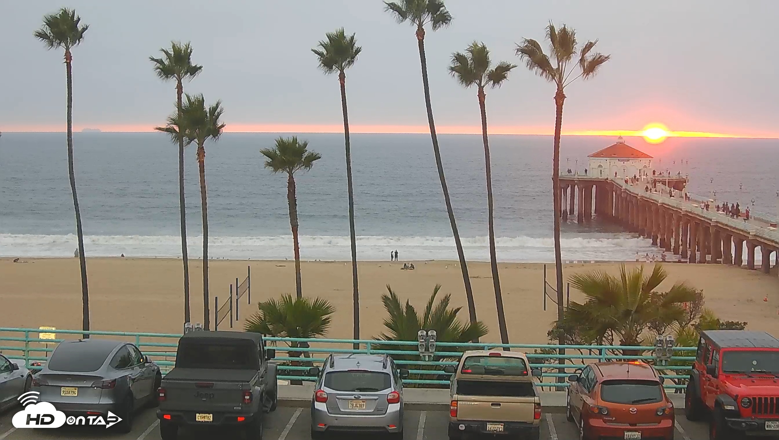 Snapshot of Manhattan Beach Pier South Live Webcam taken Oct 25, 2025, 6:06pm PDT