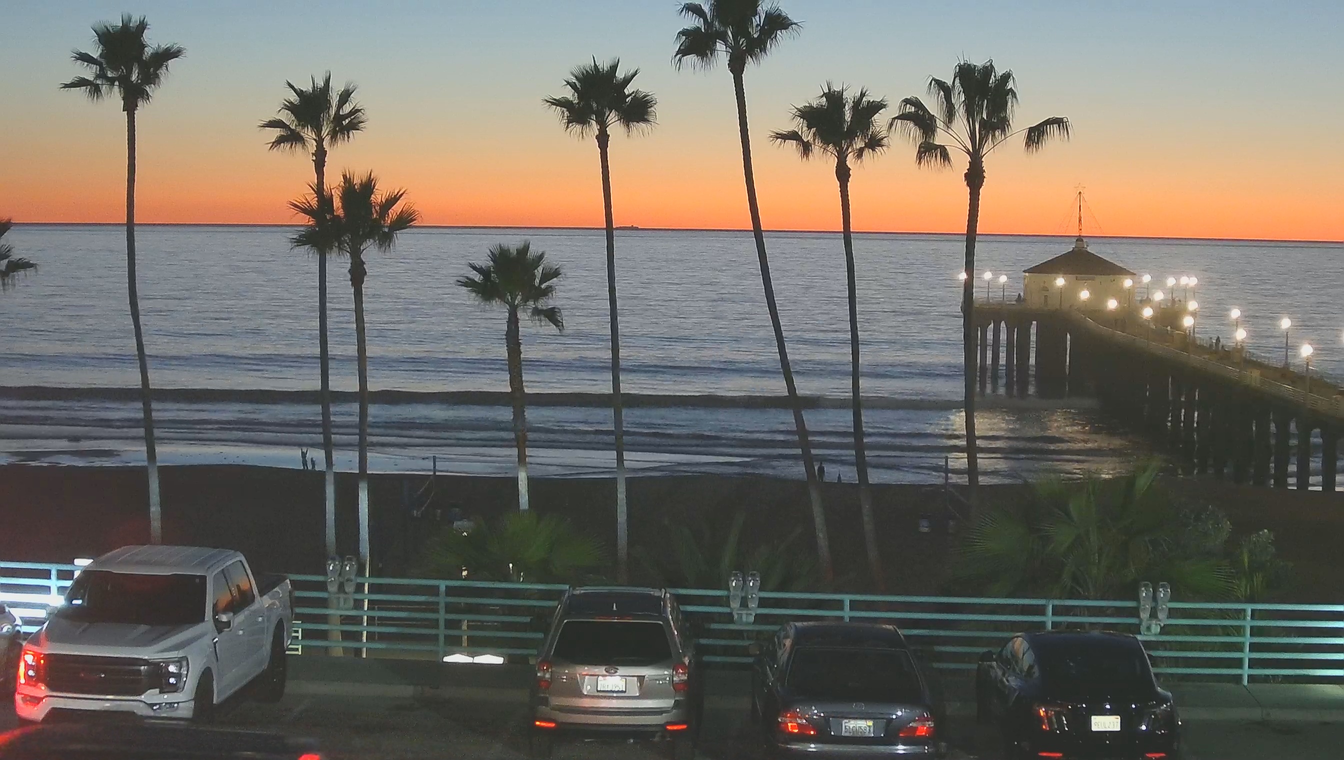 Snapshot of Manhattan Beach Pier South Live Webcam taken Jan 14, 2025, 5:49pm PST