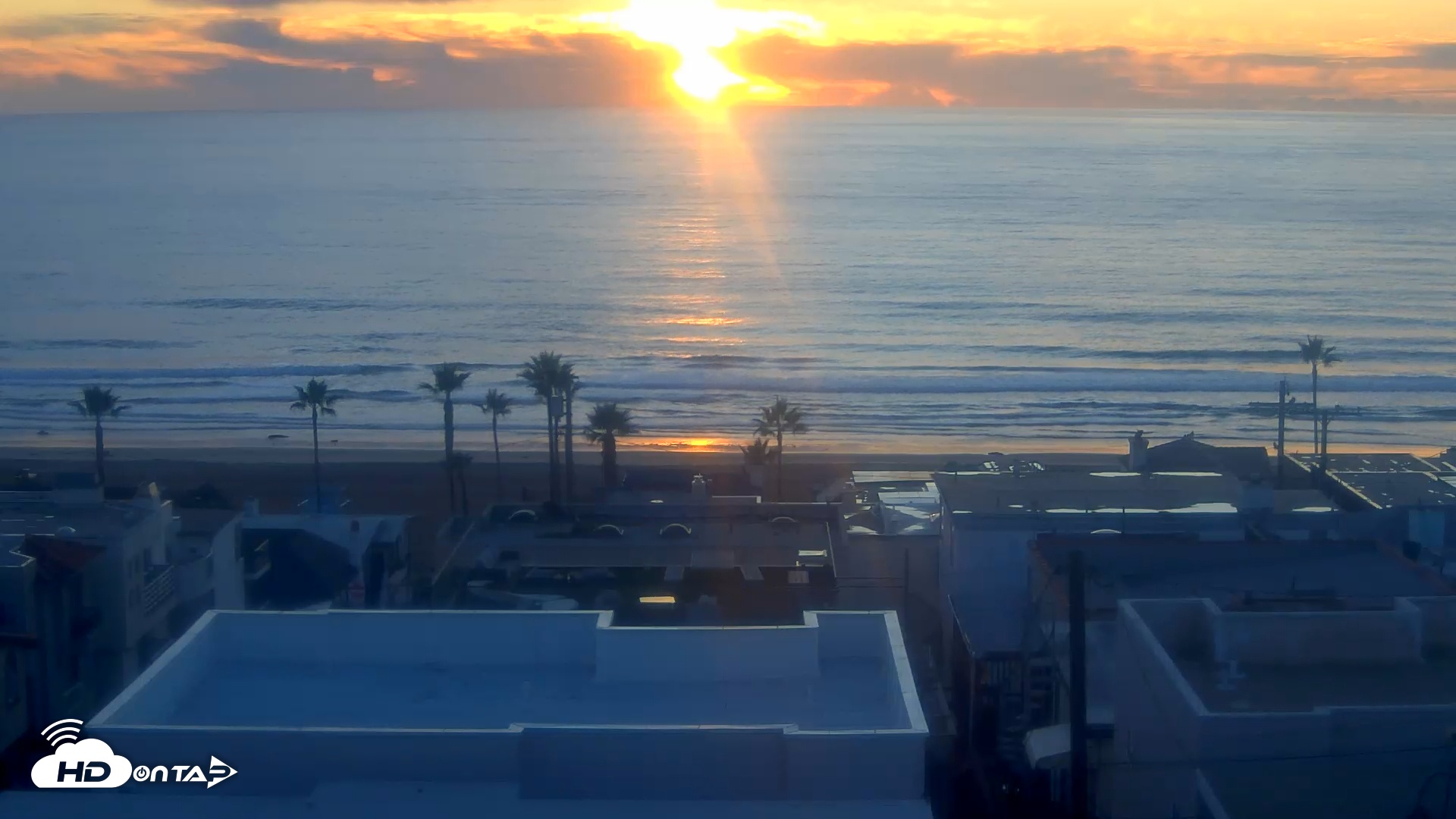 Snapshot of El Porto Overlook Live Surf Camera taken Nov 18, 2025, 4:43pm PST