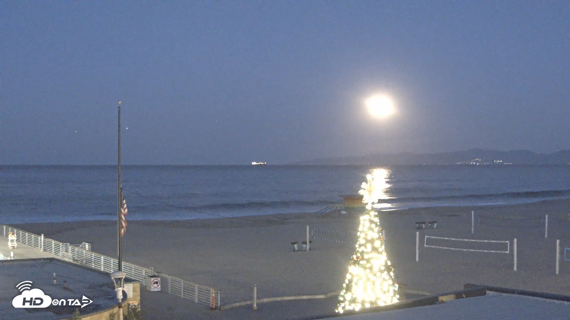 Snapshot of Hermosa Beach Pier North Live Webcam taken Dec 4, 2025, 6:10am PST