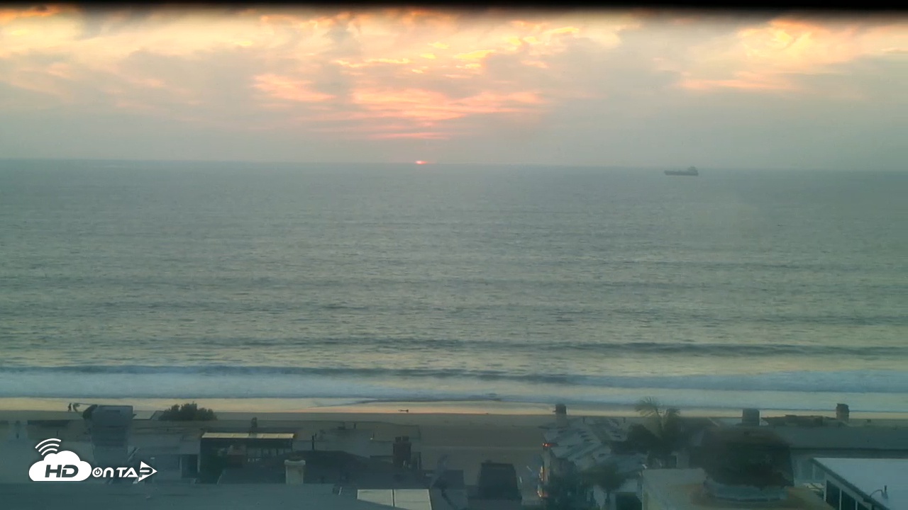 Snapshot of North Manhattan Beach Roving Surf Cam taken Nov 3, 2025, 5:00pm PST