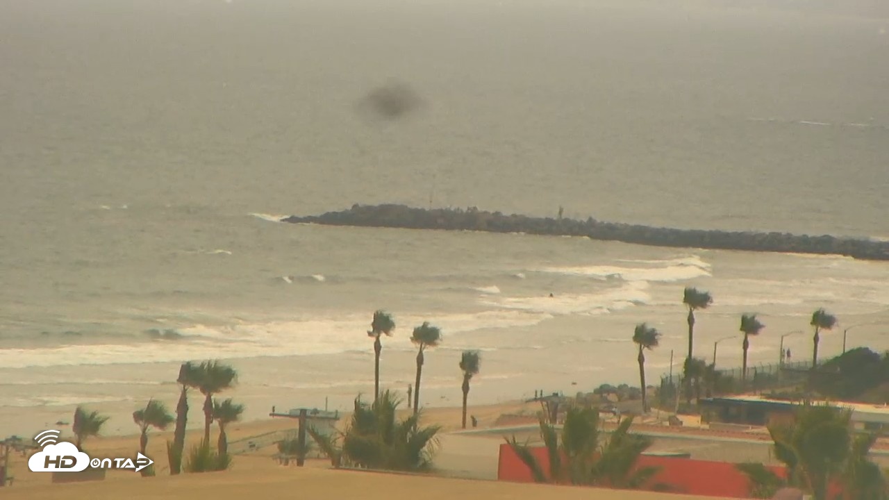 Snapshot of North Manhattan Beach Roving Surf Cam taken Apr 25, 2026, 2:08pm PDT