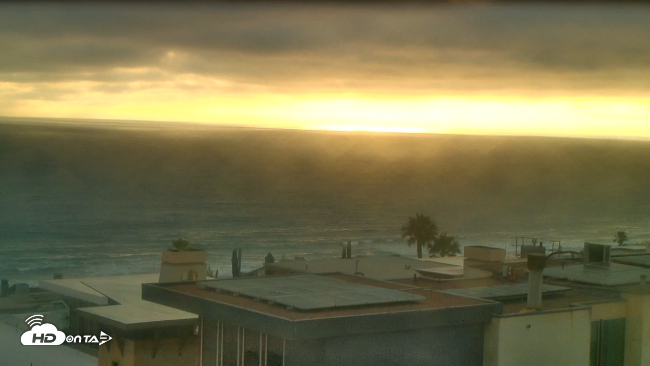Snapshot of North Manhattan Beach Roving Surf Cam taken Jun 1, 2025, 6:59pm PDT