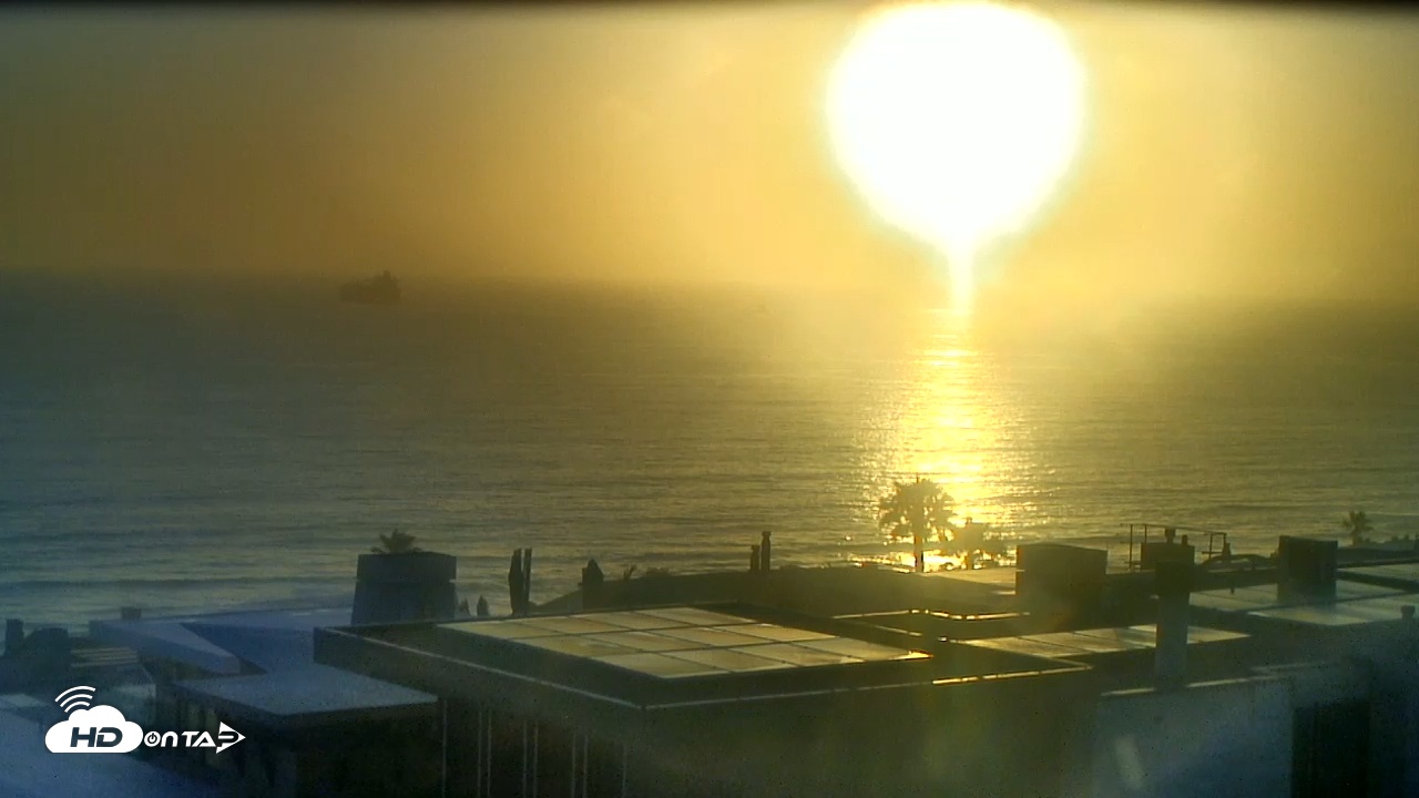 Snapshot of North Manhattan Beach Roving Surf Cam taken May 21, 2025, 7:31pm PDT
