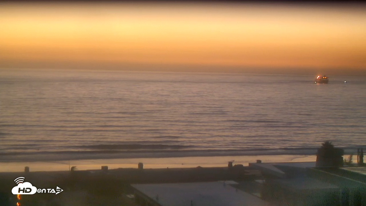 Snapshot of North Manhattan Beach Roving Surf Cam taken Oct 11, 2025, 6:47pm PDT