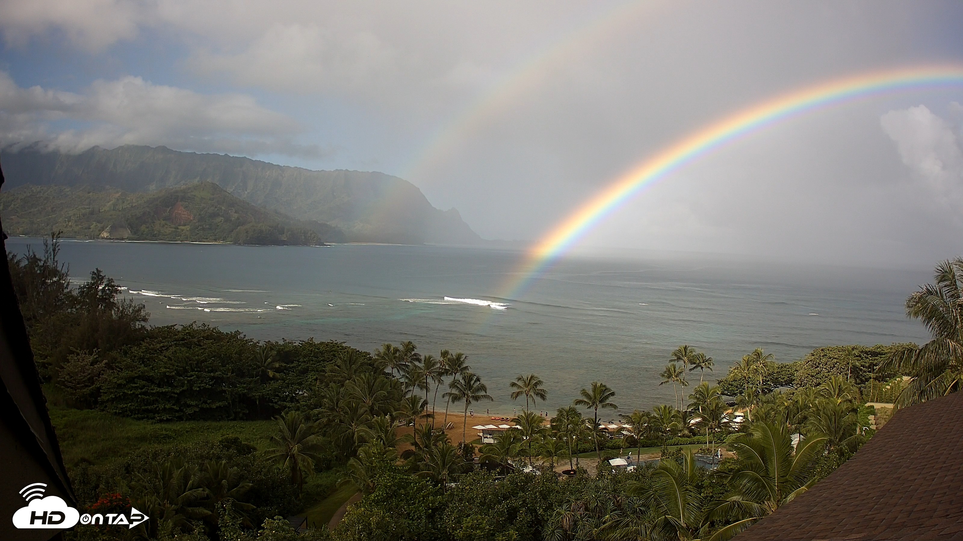 Snapshot of Hanalei Bay Resort - Kauai Hawaii Live Webcam taken Nov 18, 2025, 9:16am HST