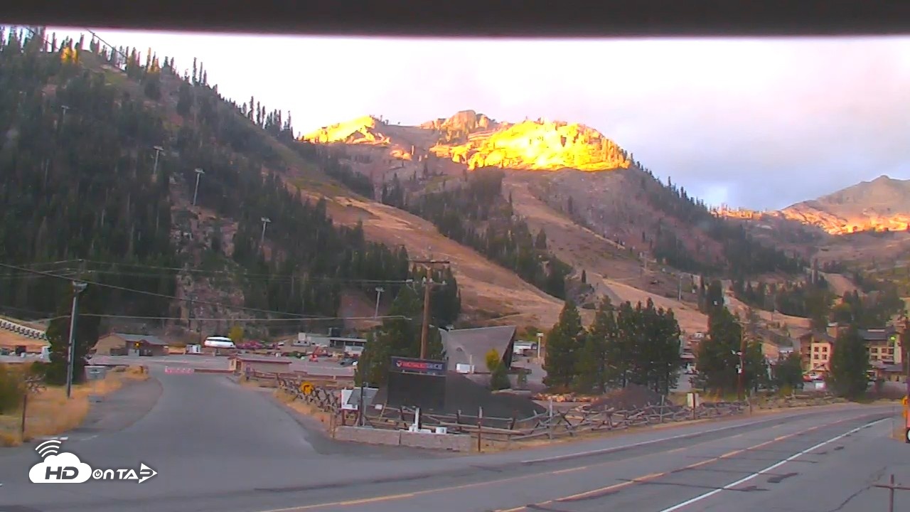Snapshot of Palisades Tahoe KT-22 Live Webcam taken Oct 11, 2026, 7:27am PDT