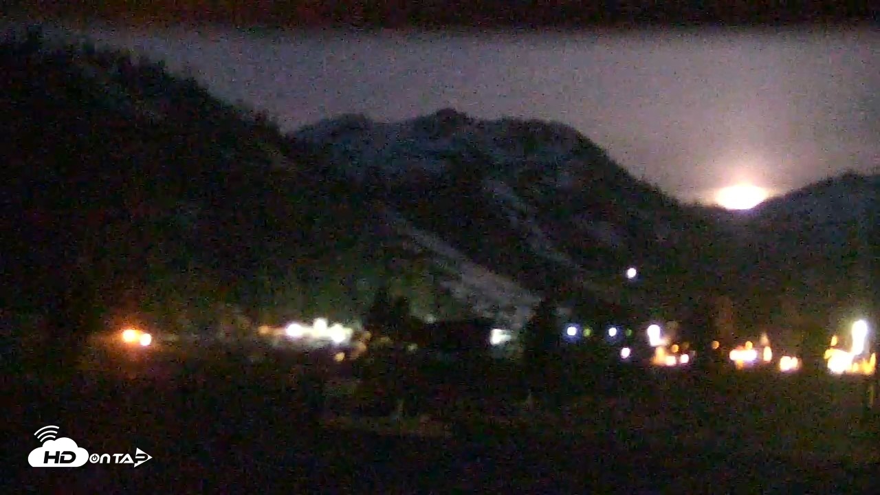 Snapshot of Palisades Tahoe KT-22 Live Webcam taken May 2, 2026, 5:04am PDT