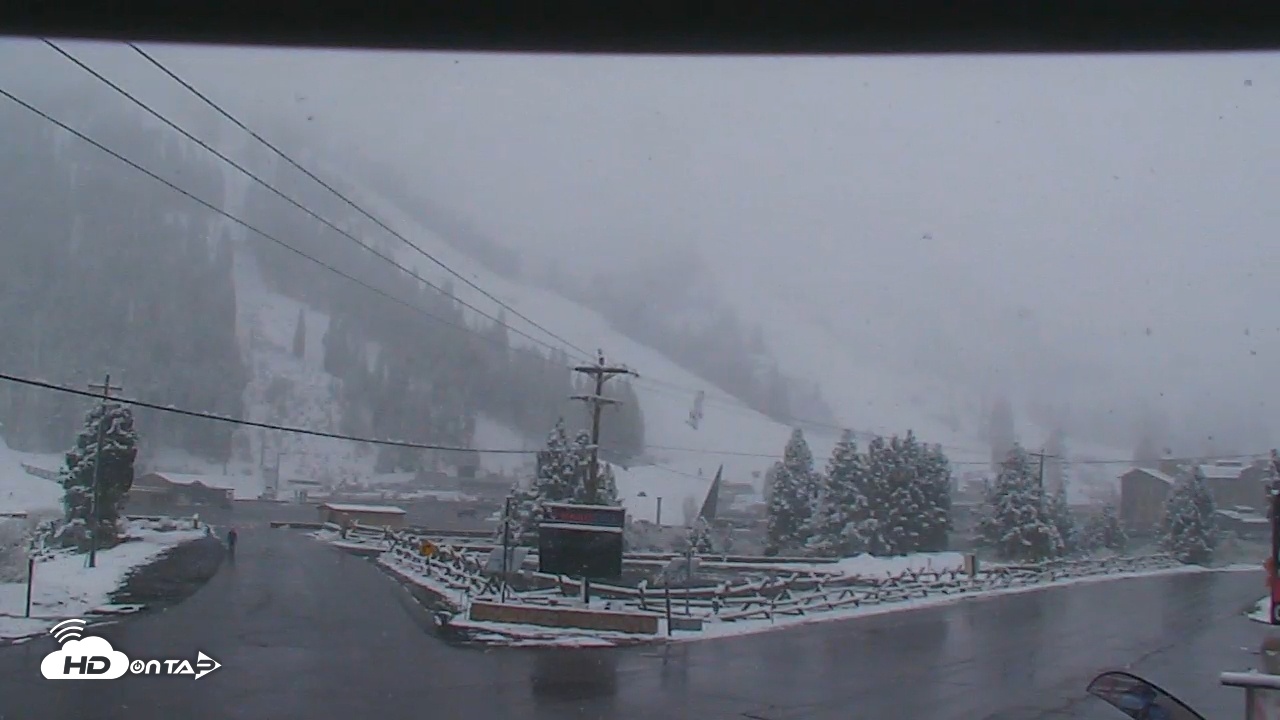 Snapshot of Palisades Tahoe KT-22 Live Webcam taken Apr 26, 2025, 8:52am PDT