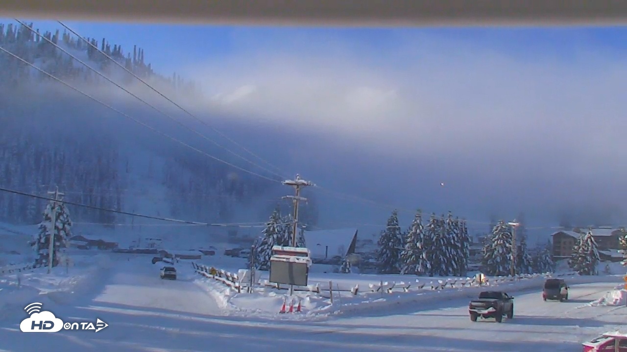 Snapshot of Palisades Tahoe KT-22 Live Webcam taken Dec 27, 2025, 8:46am PST