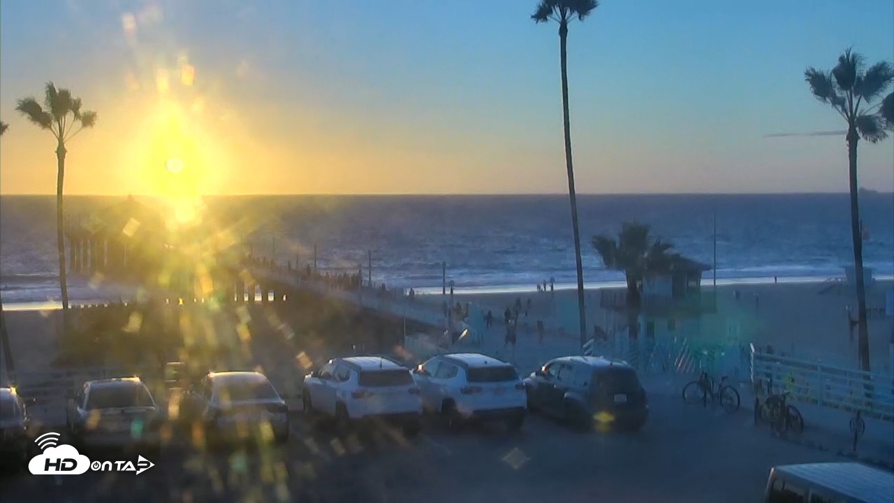 Snapshot of Manhattan Beach Pier North Live Cam taken Oct 22, 2025, 6:05pm PDT