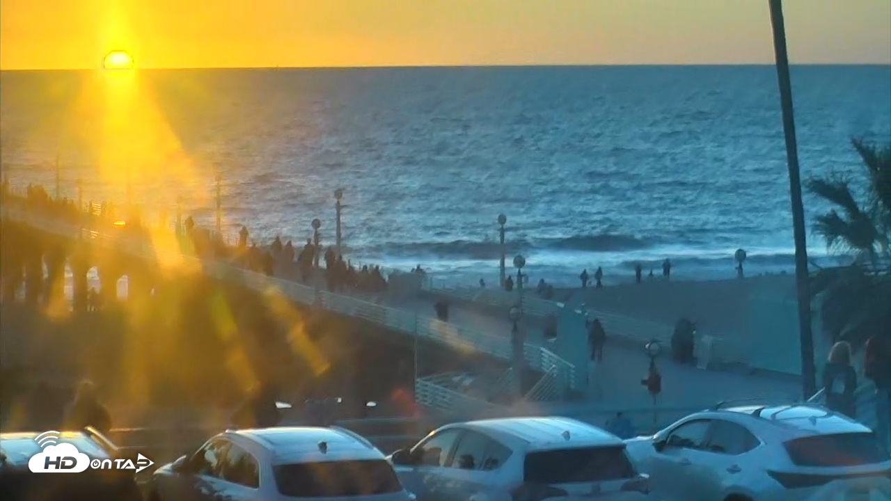 Snapshot of Manhattan Beach Pier North Live Cam taken Oct 15, 2025, 6:18pm PDT