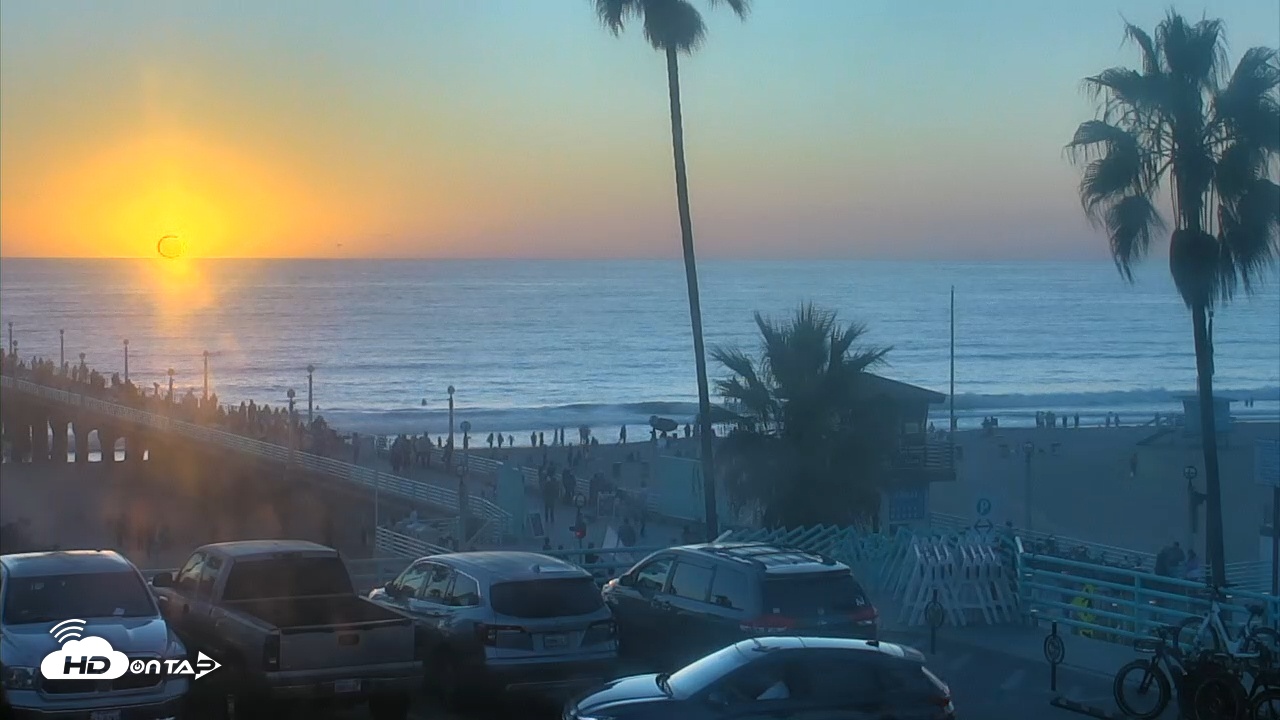 Snapshot of Manhattan Beach Pier North Live Cam taken Oct 12, 2025, 6:21pm PDT