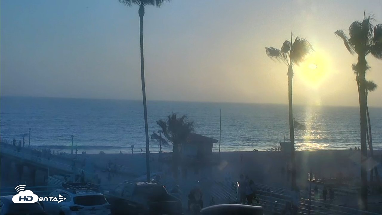 Snapshot of Manhattan Beach Pier North Live Cam taken Apr 30, 2026, 7:19pm PDT