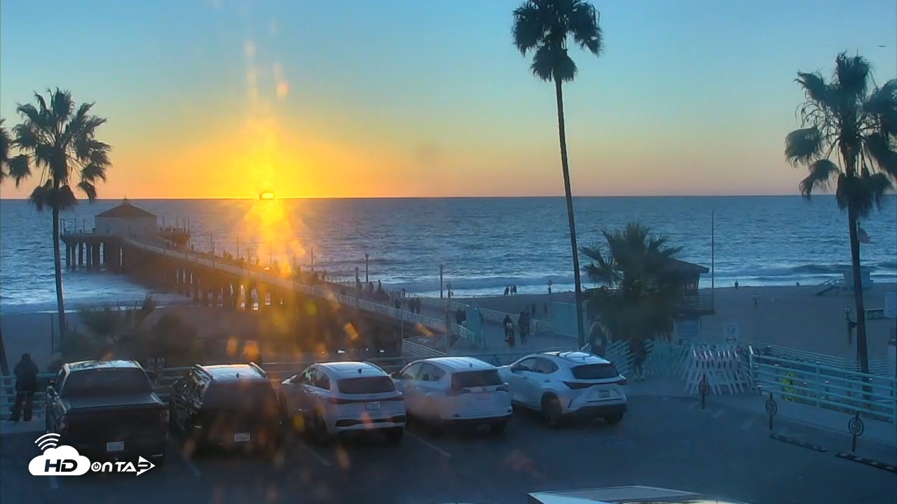 Snapshot of Manhattan Beach Pier North Live Cam taken Oct 15, 2025, 6:19pm PDT