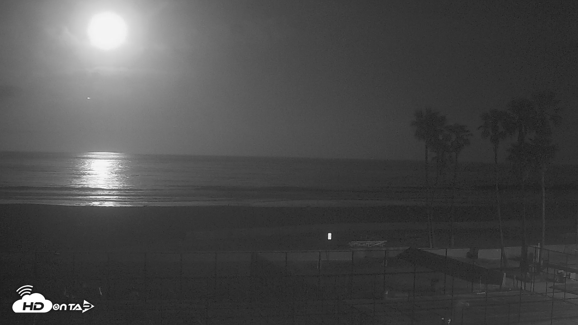 Snapshot of Venice Beach Wide View Live Webcam taken May 12, 2025, 4:41am PDT